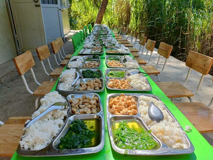 Bữa cơm của trẻ vùng cao: những khay cơm được xếp đều tăm tắp