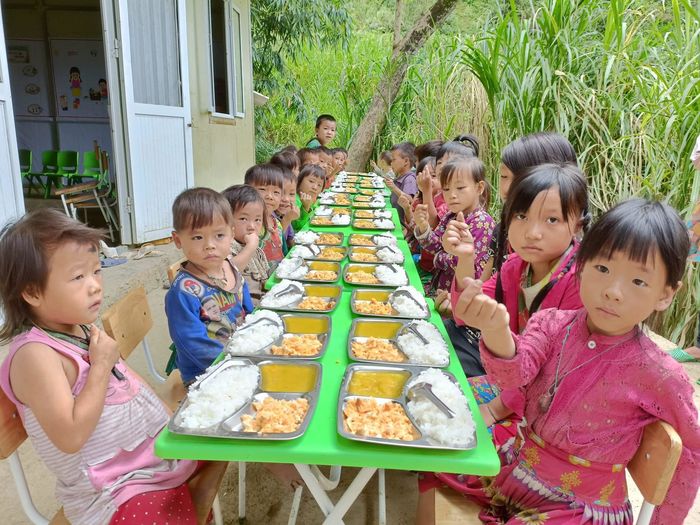 Bữa cơm của trẻ vùng cao: những khay cơm được xếp đều tăm tắp