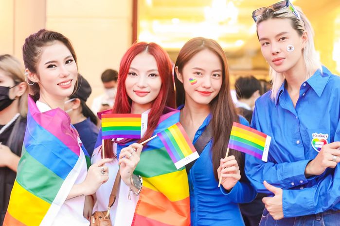 Vợ chồng Jin Xíu diện đồ đôi đi tôn vinh tình yêu đồng giới