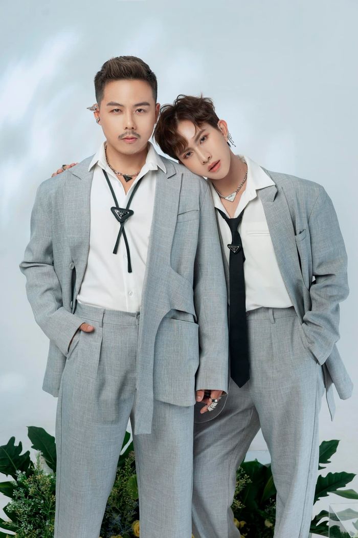 Vợ chồng Jin Xíu diện đồ đôi đi tôn vinh tình yêu đồng giới