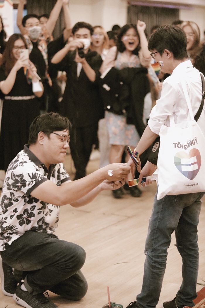 Vợ chồng Jin Xíu diện đồ đôi đi tôn vinh tình yêu đồng giới
