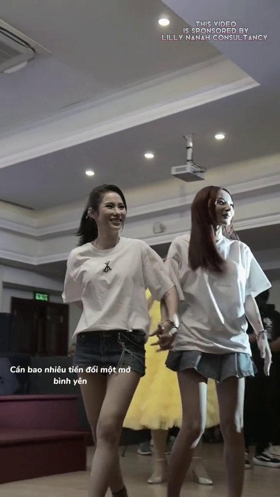 Vợ chồng Jin Xíu diện đồ đôi đi tôn vinh tình yêu đồng giới