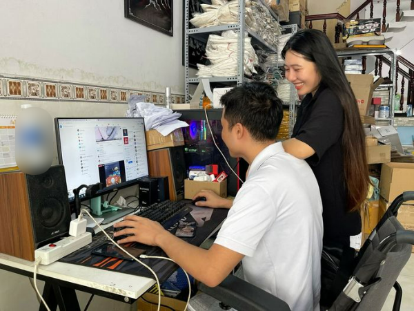 Chàng không chân: Cưới vợ hot girl, bán hàng online kiếm 1,2 tỷ/tháng