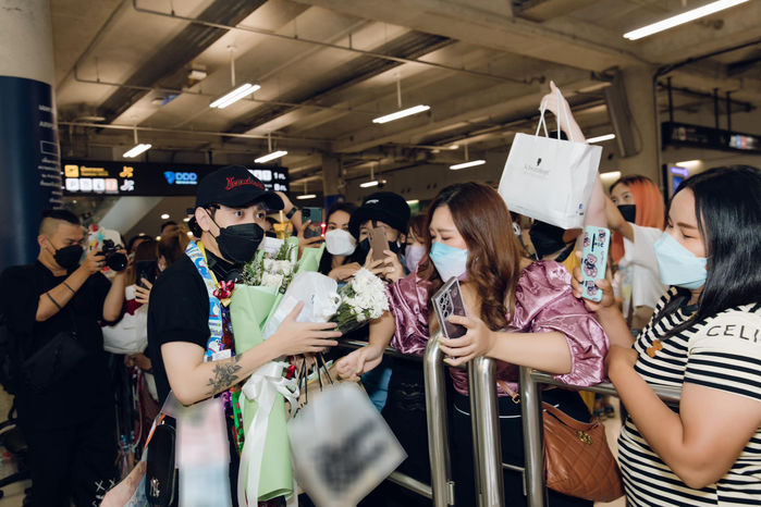 Chất như Quang Hùng MasterD: Tặng fan Thái dép tổ ong, dép lào