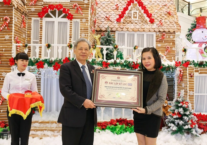 Chồng tặng vợ đại gia chiếc bánh kem cả làng ăn không hết