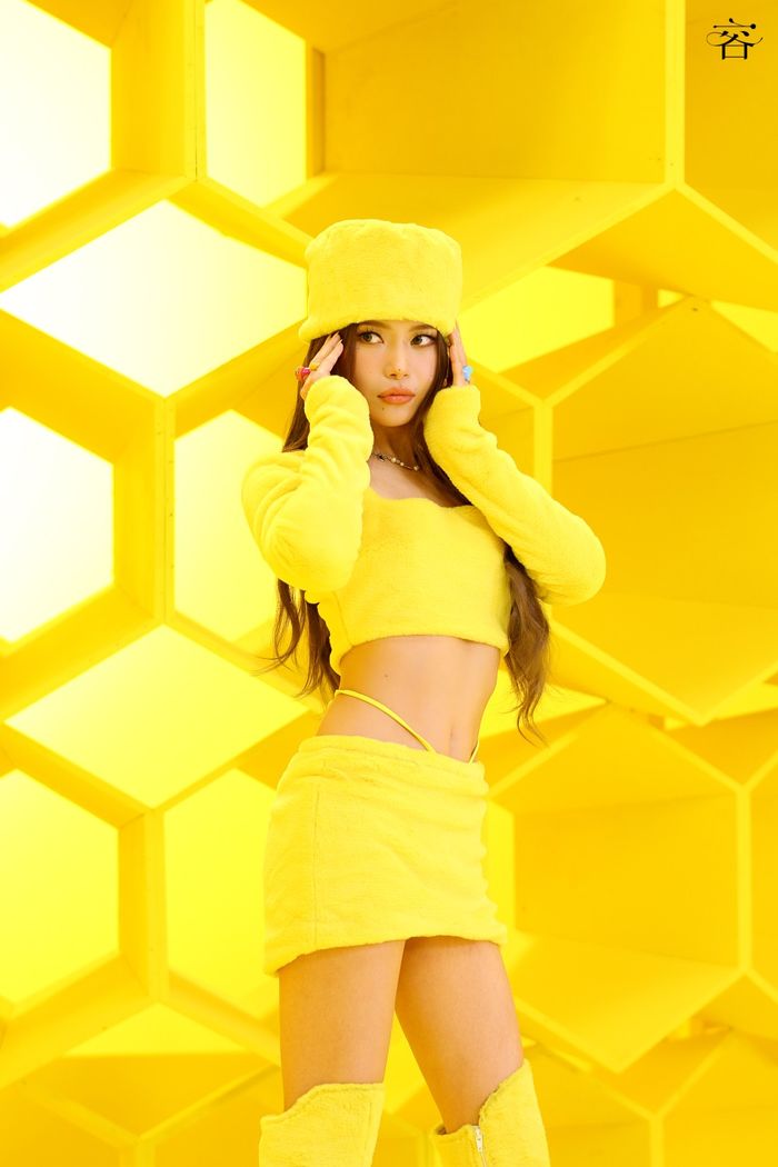 Cơ bụng số 11 của nữ idol Kpop: Kazuha (LE SSERAFIM) chất lừ