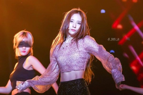 Cơ bụng số 11 của nữ idol Kpop: Kazuha (LE SSERAFIM) chất lừ