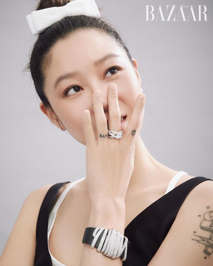 Cô dâu Gong Hyo Jin khoe chân dung chồng đậm nét nghệ sĩ sau đám cưới