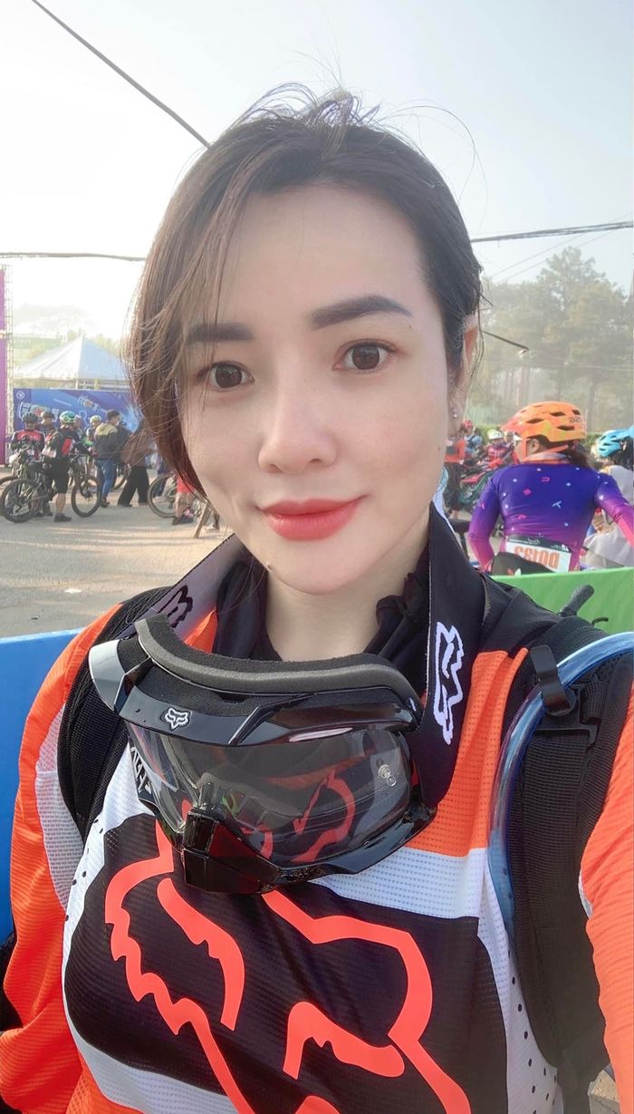 Cô gái bị cận nặng chinh phục 3 đỉnh đèo Việt Nam bằng xe đạp