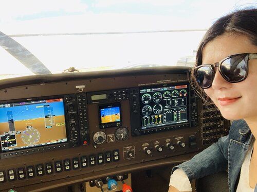 Cô gái từng ngủ nhờ sân bay trở thành phi công tại Mỹ