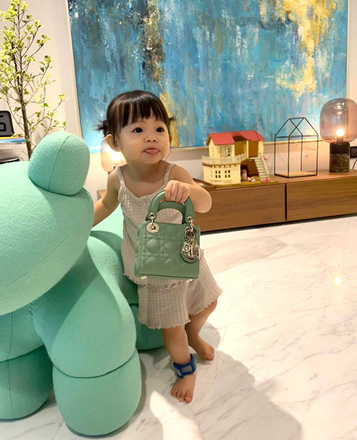 Con gái Cường Đô La mới 2 tuổi đã có bộ sưu tập túi hiệu trăm triệu