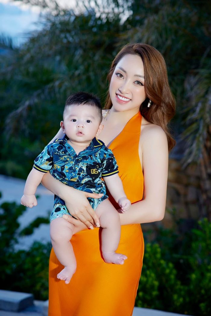 Con sao ăn diện từ bé: Quý tử nhà Đàm Vĩnh Hưng sở hữu 200 đôi giày