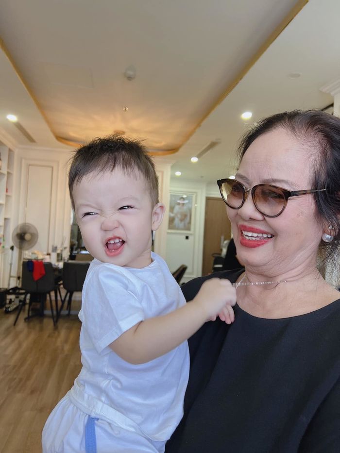 Con trai thứ 4 của Bằng Kiều: Sao y bản chính, giống bố nhất ở nụ cười