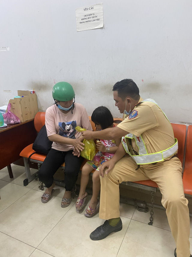 CSGT giúp hàng trăm người Sài Gòn mùa mưa: Chỉ mong bà con đỡ cực