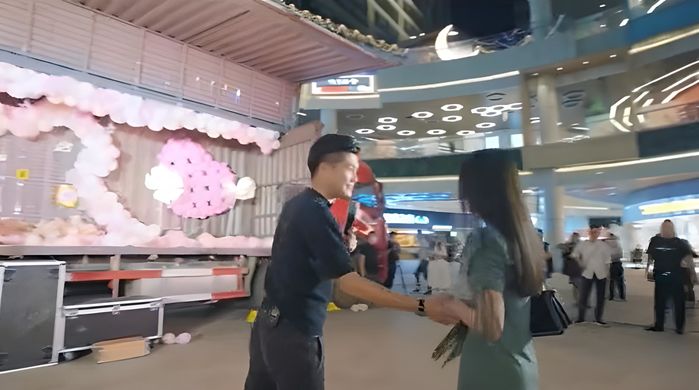 Cùng bạn trai đi mua sắm, cô gái bất ngờ được cầu hôn bằng container
