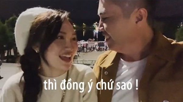 Cùng bạn trai đi mua sắm, cô gái bất ngờ được cầu hôn bằng container