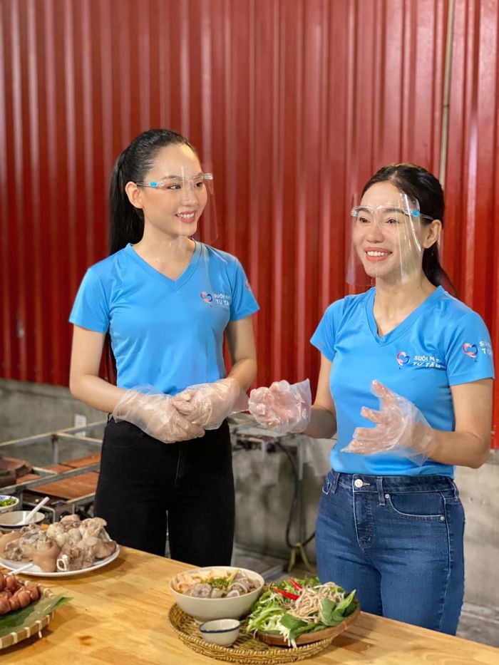 Cưng gà như bà trùm hoa hậu: Sang Ai Cập cổ vũ Á hậu 1m85