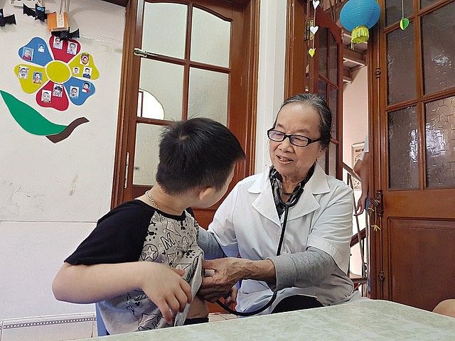 Cựu bác sĩ U80 miệt mài thắp lửa cho trẻ em đặc biệt ở Hà Nội