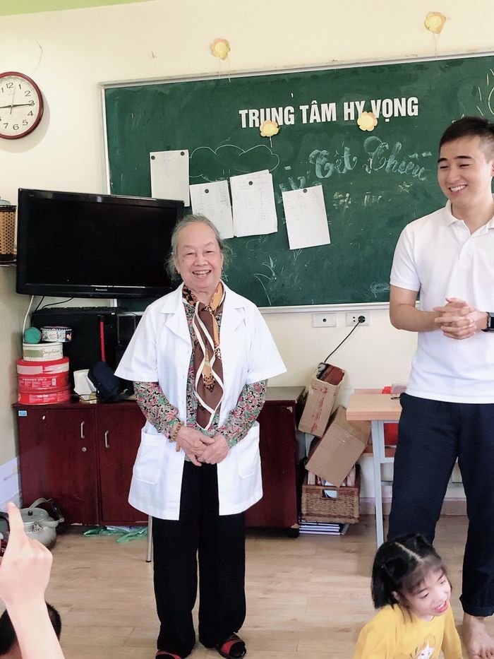 Cựu bác sĩ U80 miệt mài thắp lửa cho trẻ em đặc biệt ở Hà Nội