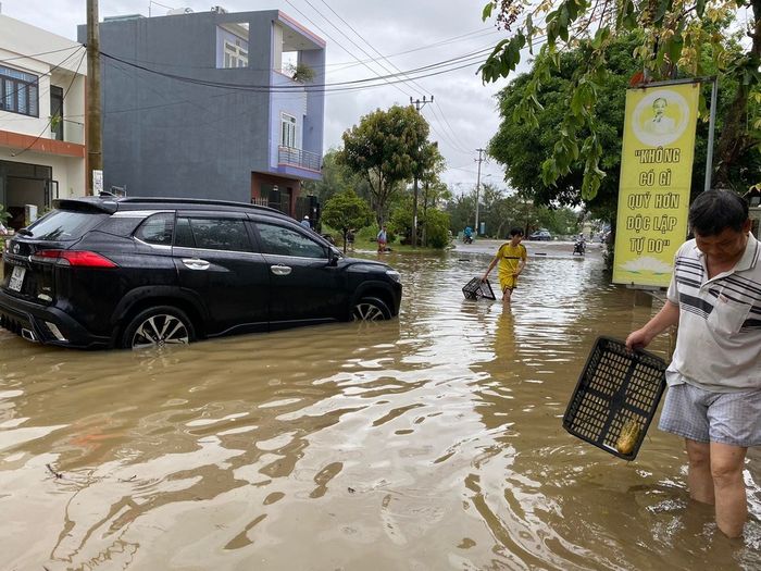 Đà Nẵng sau trận mưa kỷ lục: Hầm chui trăm tỷ cũng dâng cao cả mét 