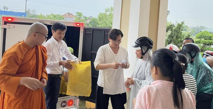 MC Đại Nghĩa gây bất ngờ với hình ảnh xuống tóc đi tu
