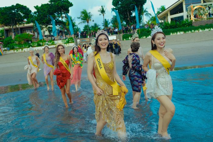 Đậm chất Miss Grand: Dàn thí sinh mặc dạ hội xuống biển quậy đục nước