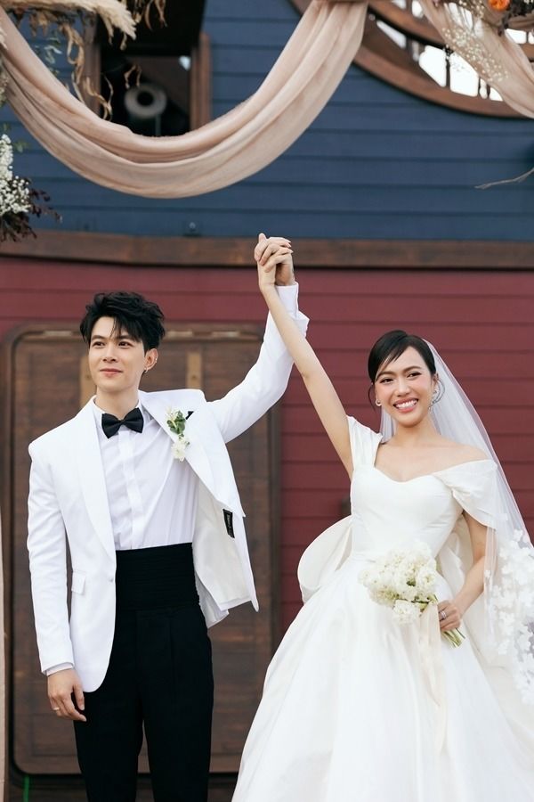 Đám cưới Anh Tú - Diệu Nhi tại Hà Nội: Trang trí nghìn hoa hồng trắng