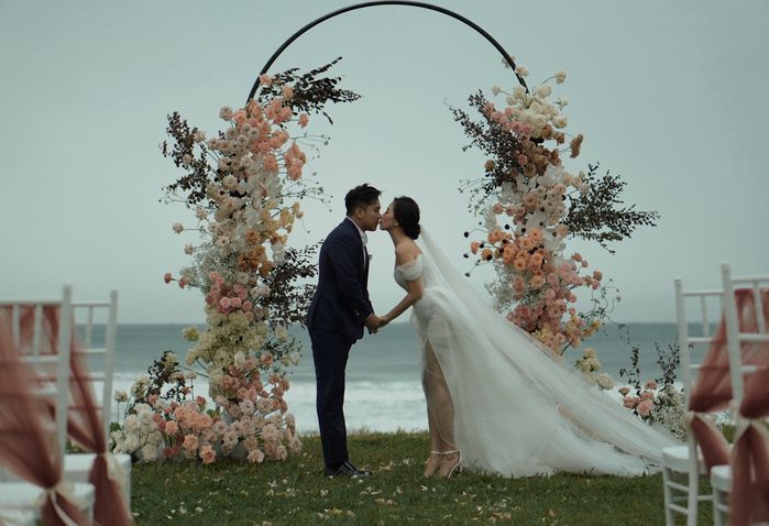 Đám cưới trên biển của Liêu Hà Trinh: Mẹ chồng ôm đầy xúc động