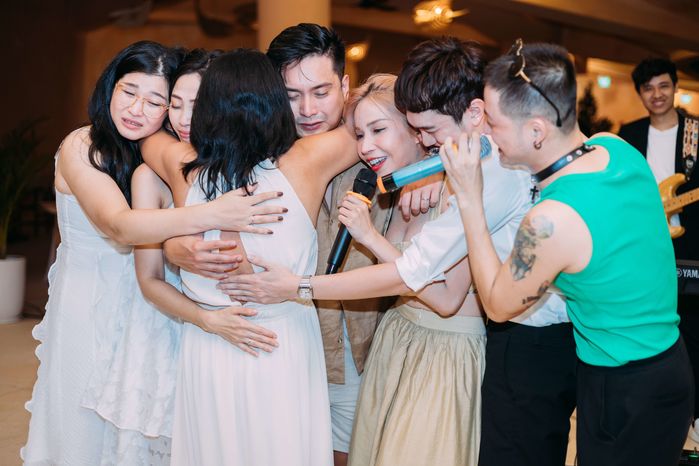 Đám cưới trên biển của Liêu Hà Trinh: Mẹ chồng ôm đầy xúc động