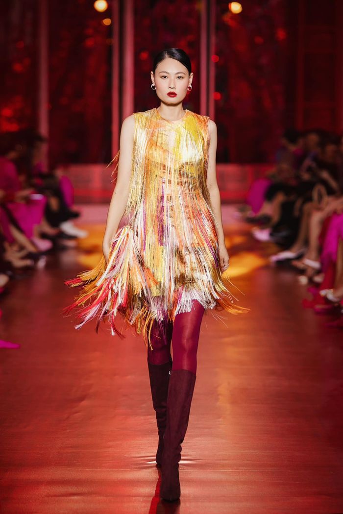 Dàn mỹ nhân Việt catwalk giữa lòng Phố cổ Hà Nội: Mai Phương sắc lẹm