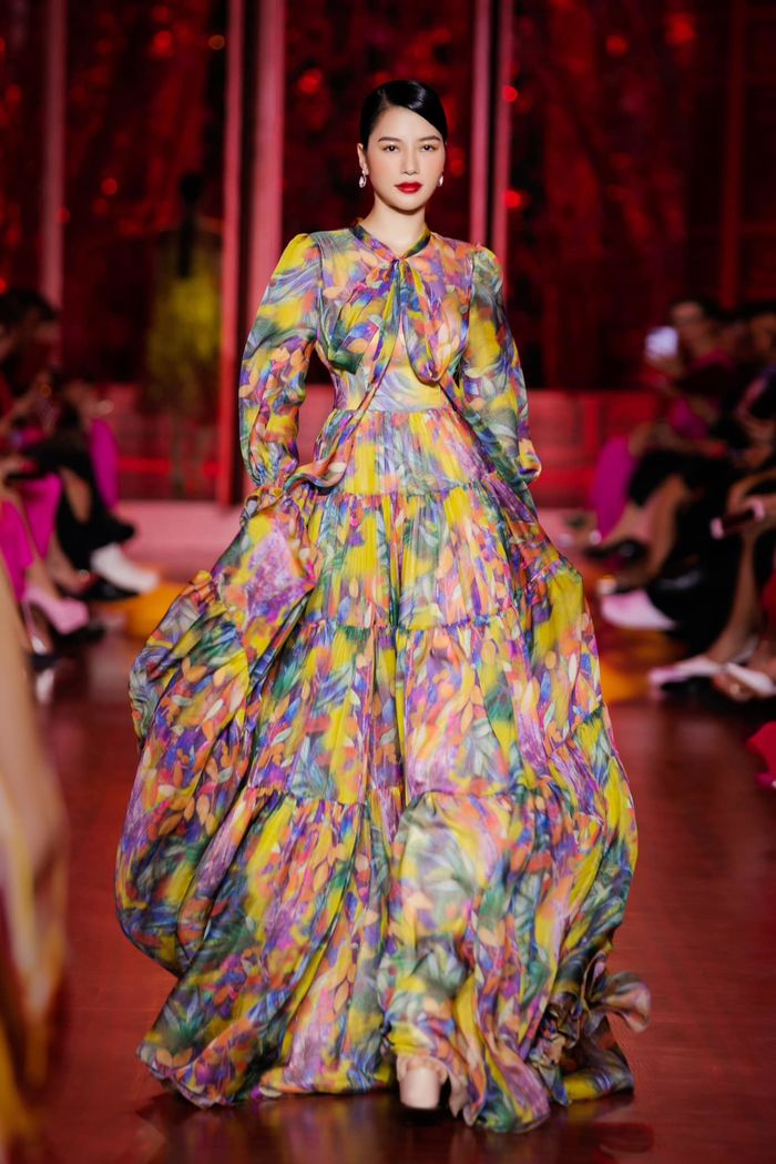 Dàn mỹ nhân Việt catwalk giữa lòng Phố cổ Hà Nội: Mai Phương sắc lẹm