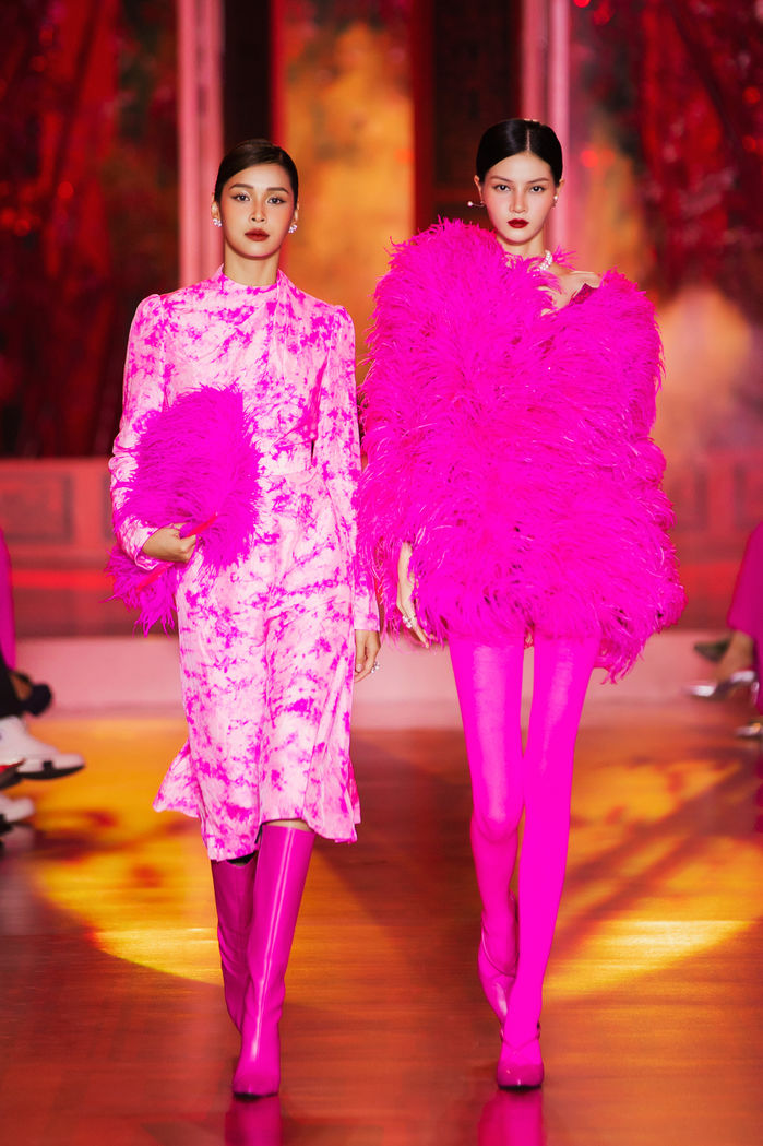 Dàn mỹ nhân Việt catwalk giữa lòng Phố cổ Hà Nội: Mai Phương sắc lẹm