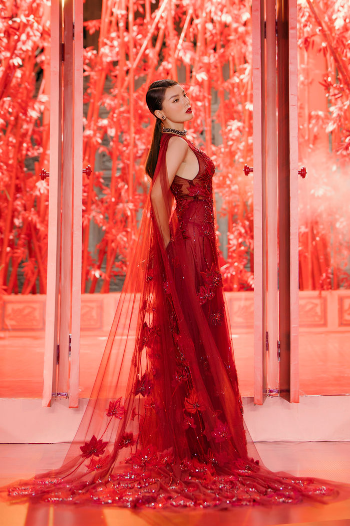 Dàn mỹ nhân Việt catwalk giữa lòng Phố cổ Hà Nội: Mai Phương sắc lẹm
