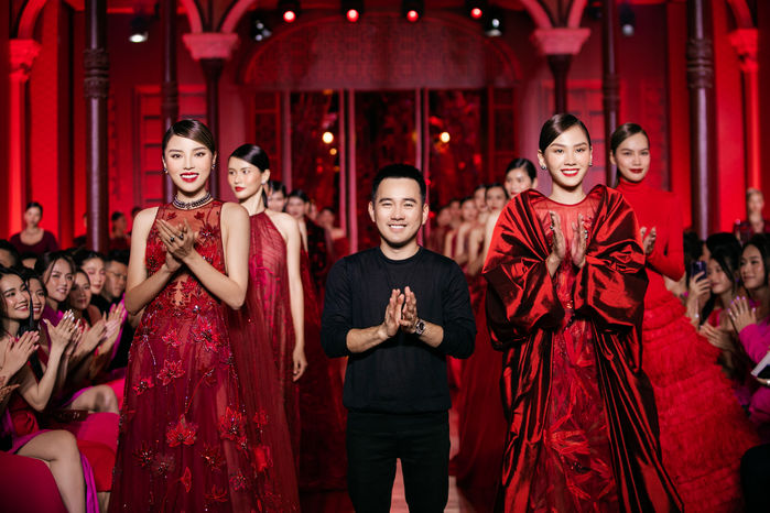 Dàn mỹ nhân Việt catwalk giữa lòng Phố cổ Hà Nội: Mai Phương sắc lẹm