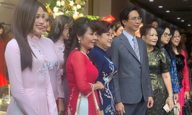Nhà chồng tỷ phú đi xích lô sang hỏi cưới Hoa hậu Đỗ Mỹ Linh