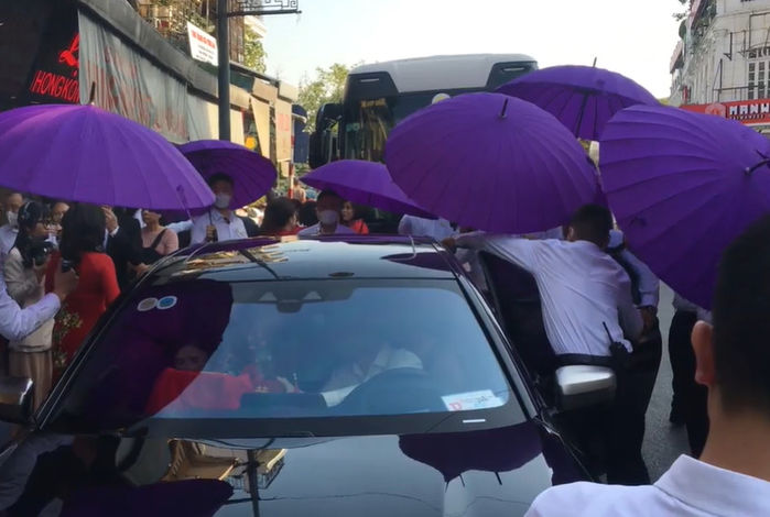 Nhà chồng tỷ phú đi xích lô sang hỏi cưới Hoa hậu Đỗ Mỹ Linh