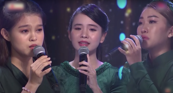 Dàn sao Việt bật khóc khi hình ảnh Phi Nhung xuất hiện trên sân khấu