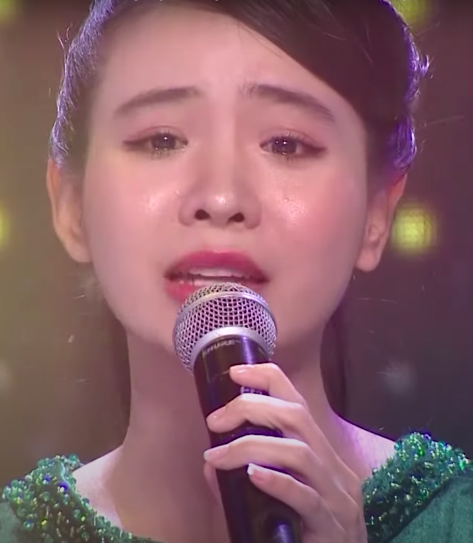 Dàn sao Việt bật khóc khi hình ảnh Phi Nhung xuất hiện trên sân khấu