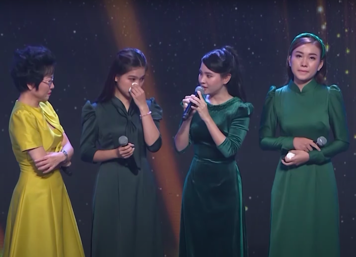 Dàn sao Việt bật khóc khi hình ảnh Phi Nhung xuất hiện trên sân khấu