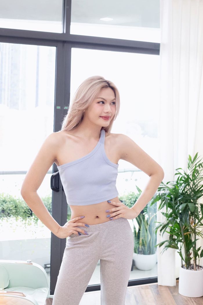 Đào Bá Lộc diện áo tắm khoe mặt xinh, dáng nuột như búp bê