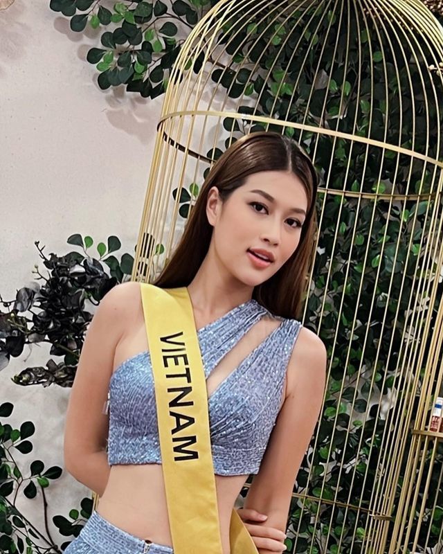 Đoàn Thiên Ân gặp sự cố mặc quần ngược tại Miss Grand International