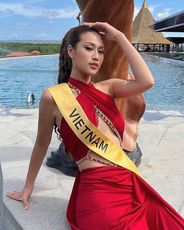 Đoàn Thiên Ân gặp sự cố mặc quần ngược tại Miss Grand International