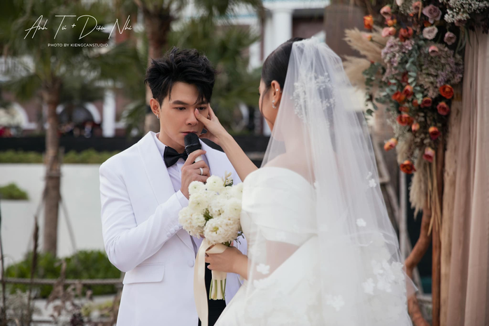 Đứng canh góc cho vợ chụp ảnh cưới, Anh Tú chuẩn chồng nhà người ta
