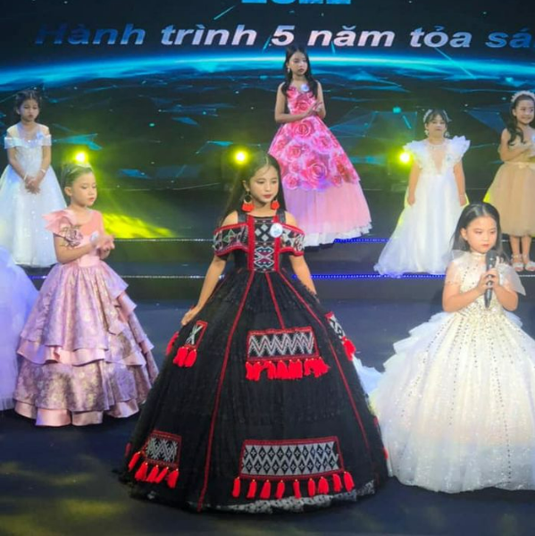 Em gái Pa Cô lên phố tìm hào quang, nhan sắc chuẩn Hoa khôi nhí