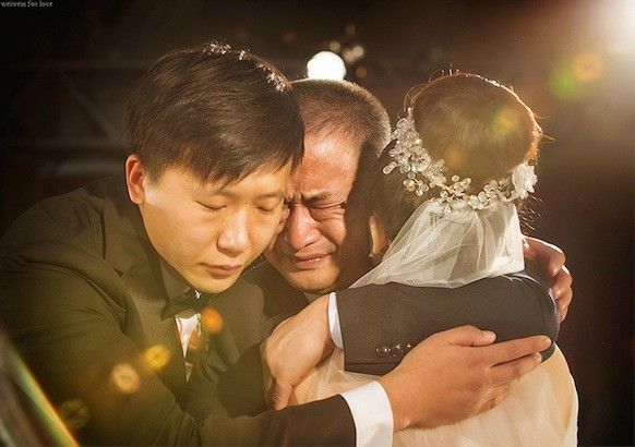 Gái lớn đi lấy chồng, bố và em trai hớn hở vác bia ăn mừng