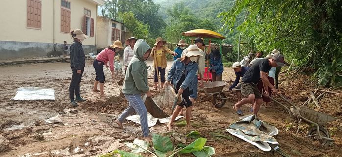 Xúc động hình ảnh các giáo viên tất bật dọn trường sau mưa lũ