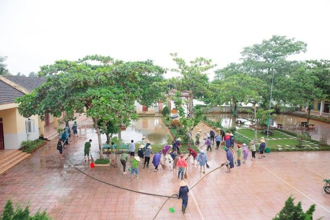 Xúc động hình ảnh các giáo viên tất bật dọn trường sau mưa lũ
