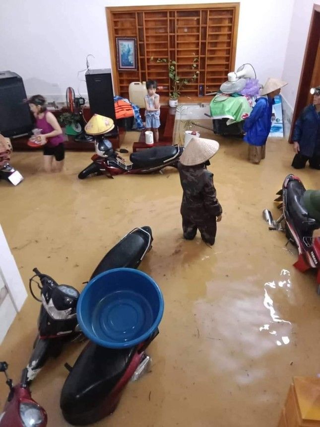 Xúc động hình ảnh các giáo viên tất bật dọn trường sau mưa lũ