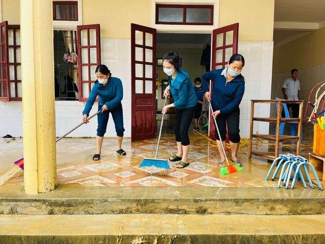 Xúc động hình ảnh các giáo viên tất bật dọn trường sau mưa lũ