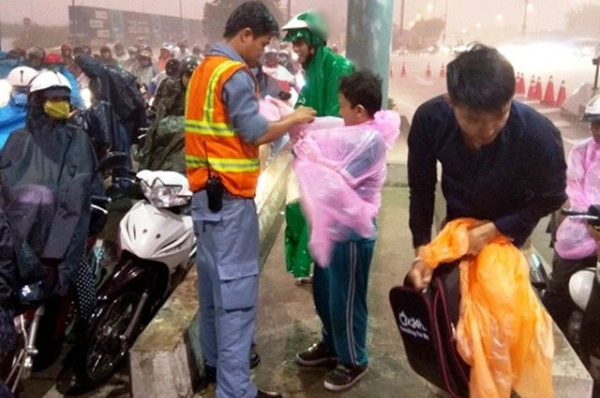 CSGT giúp hàng trăm người Sài Gòn mùa mưa: Chỉ mong bà con đỡ cực